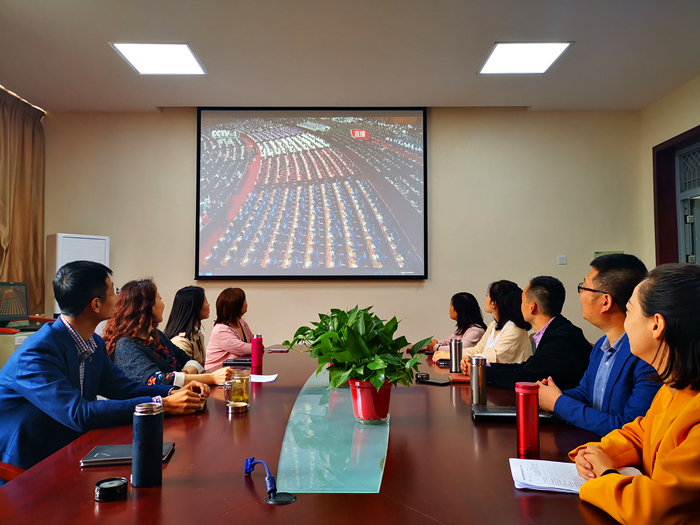 西安文理学院师生认真收看纪念五四运动100周年大会直播