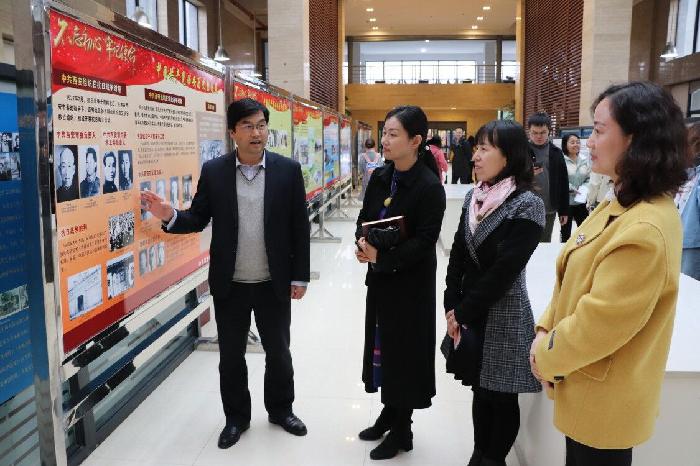 历史文化旅游学院党总支副书记、院长张天社教授 为学院师生党员讲授现场党课