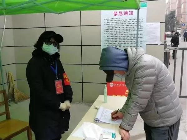 感动！离退休教职工争上防控一线