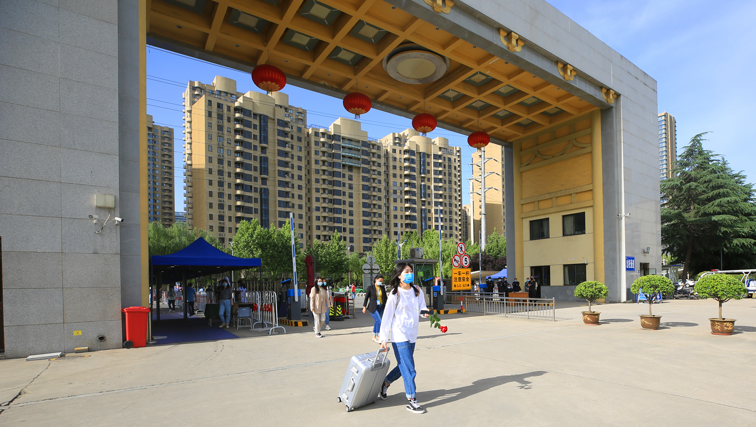 夏花绚烂时 莘莘学子归——学校迎来春季开学首批返校学生