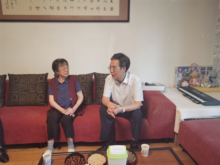 校领导带队走访慰问有突出贡献的离退休教师