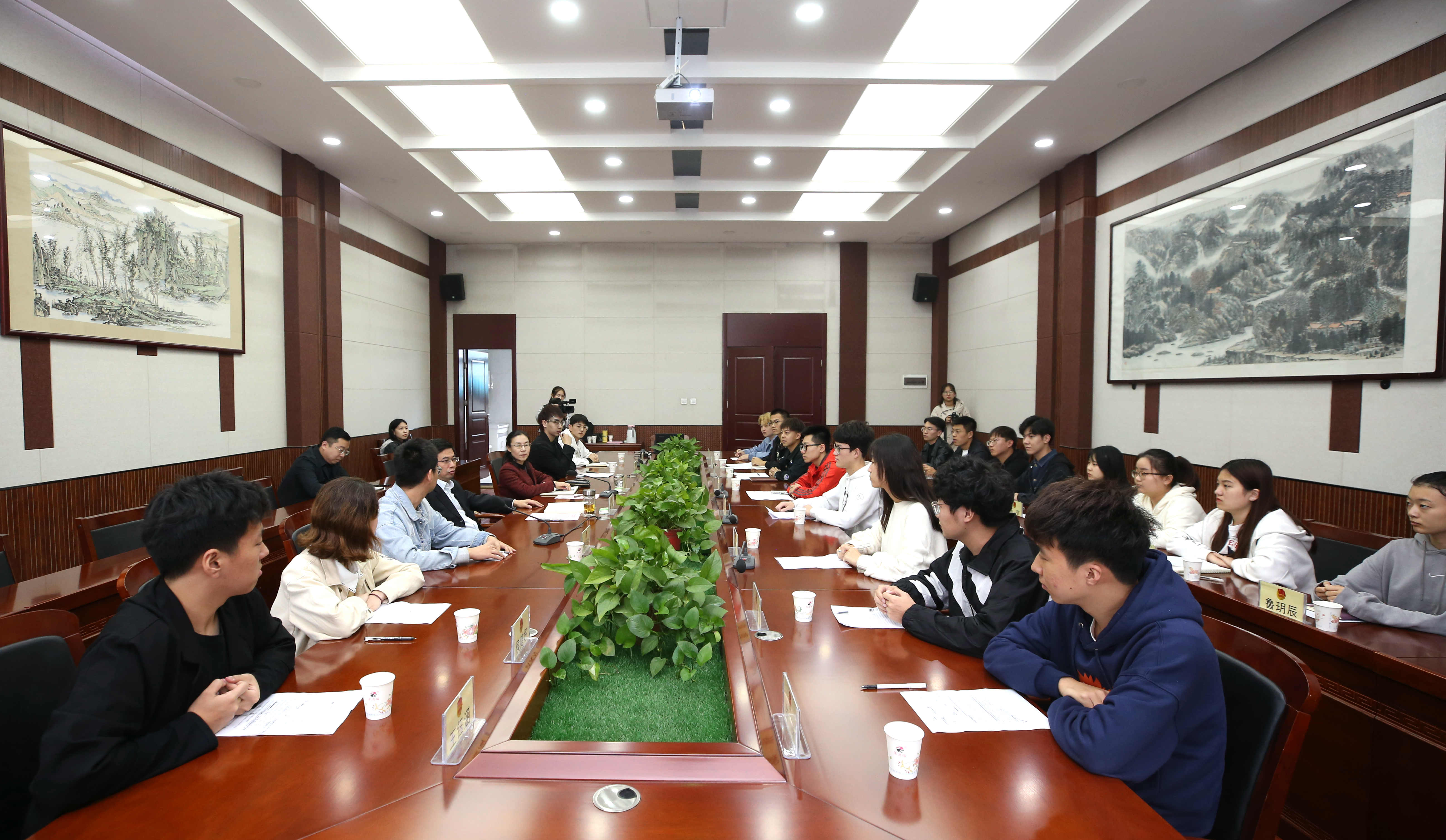 学校召开“校长有约——我和学校共成长”学生座谈会