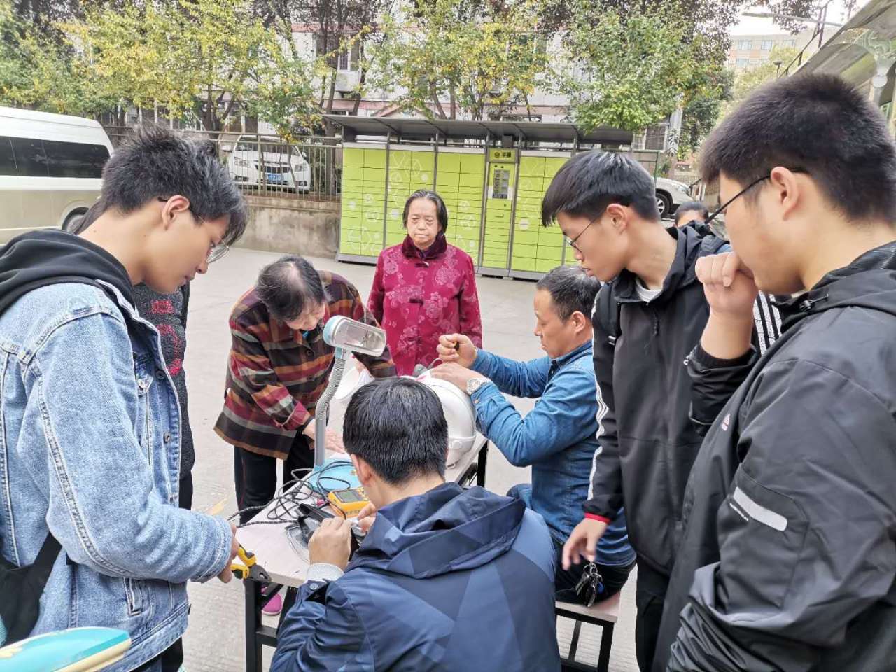 机械与材料工程学院师生为离退休教职工开展“义务维修小家电”活动