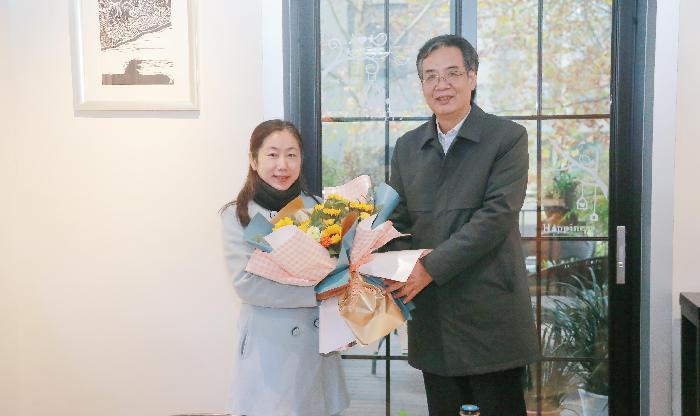 党委书记问向荣慰问我校国家级一流本科课程主讲教师涂俊