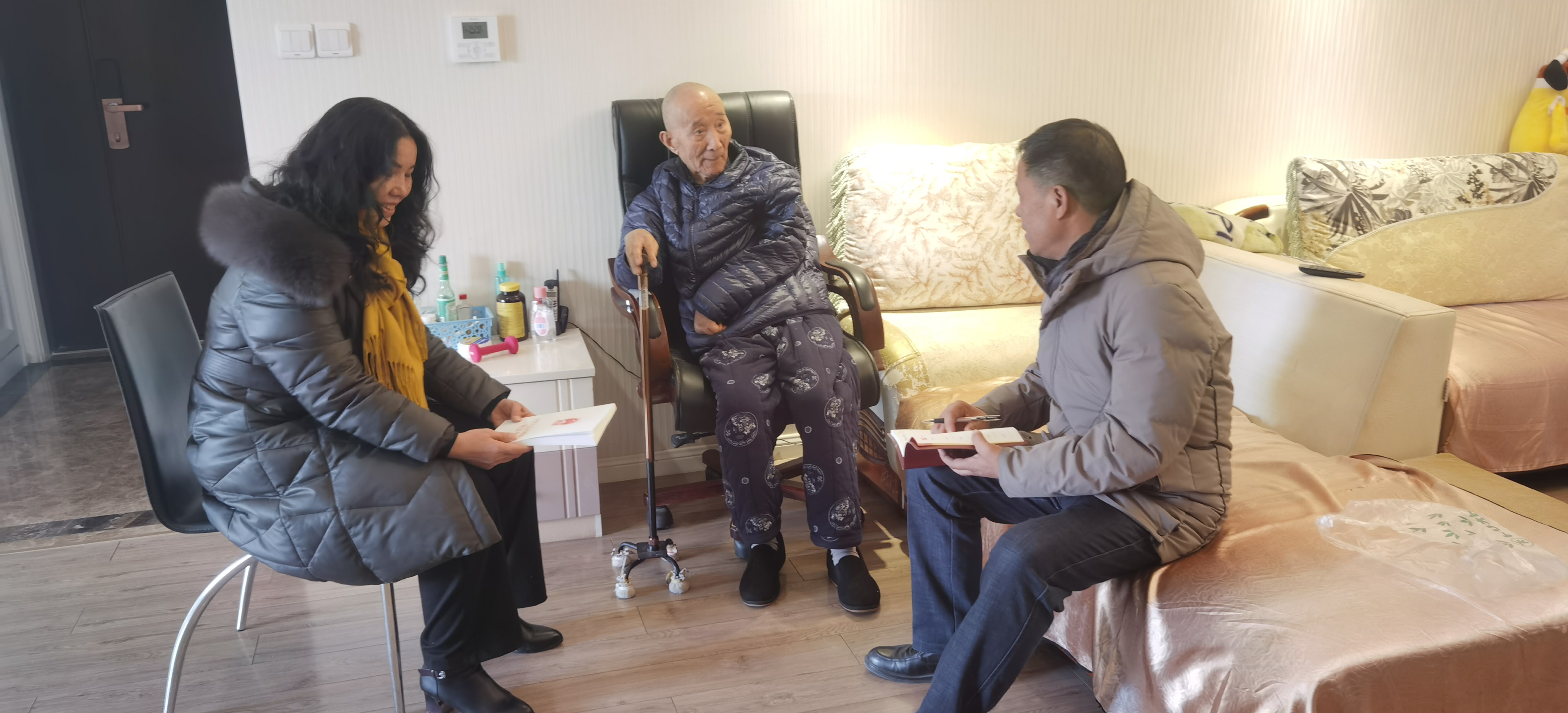 学校开展“双节”慰问离退休教职工活动