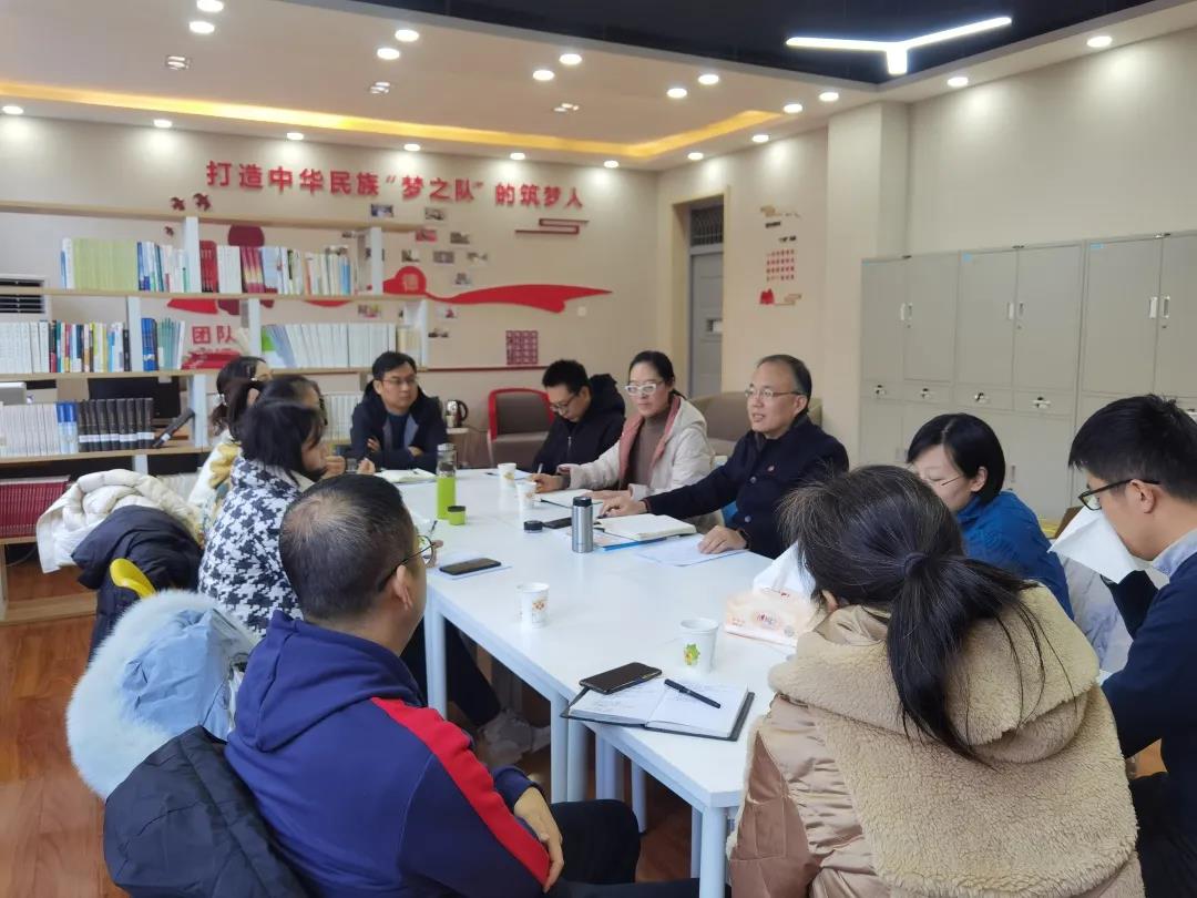 校党委举办优秀年轻干部座谈会