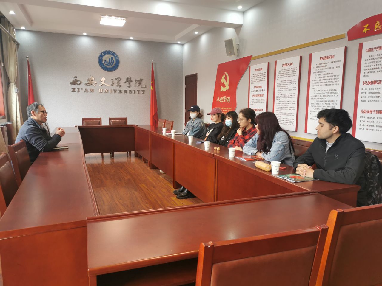 党委统战部与新疆籍少数民族学生举行座谈