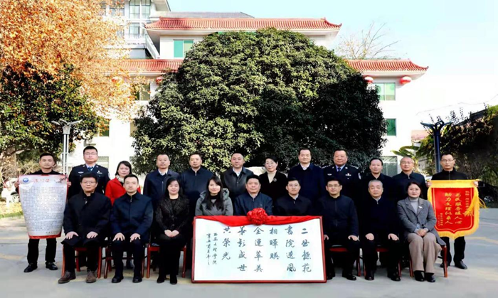 二曲懿范书院遗风相辉映 精彩全运盛世华章共荣光——我校向周至县委县政府赠送牌匾