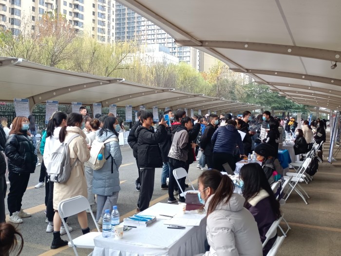学校举办化学化工与生物环境类专场招聘会