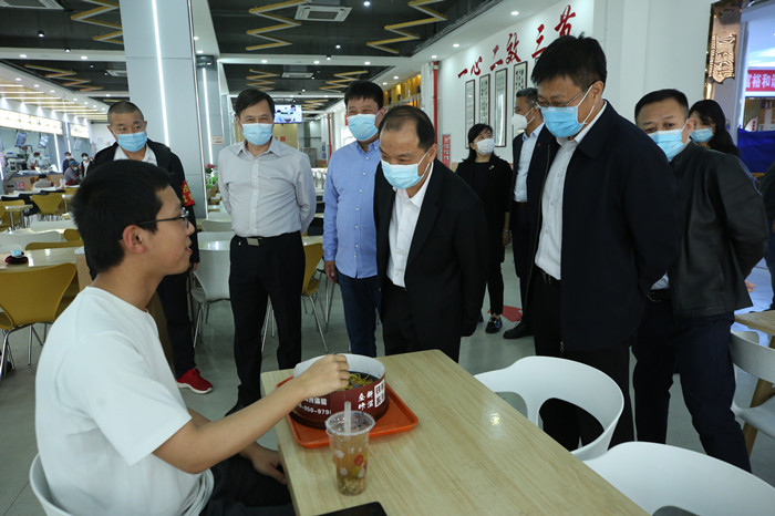 党委书记王育选检查指导学校疫情防控工作