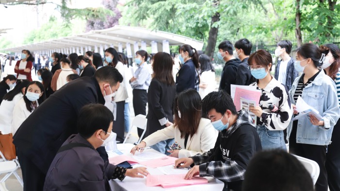 学校举办“访企拓岗促就业”专场招聘会