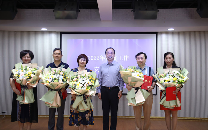 学校召开校友工作会