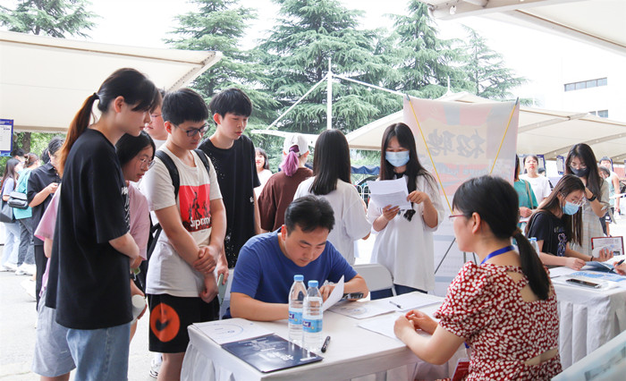 学校举办“访企拓岗”高新区重点企业专场招聘会