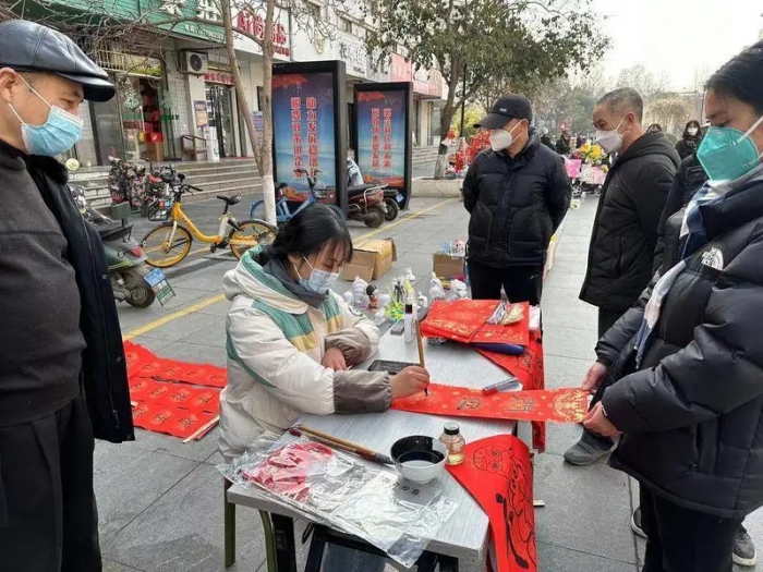 师范学院书法学专业学生积极参加基层“福送万家”活动