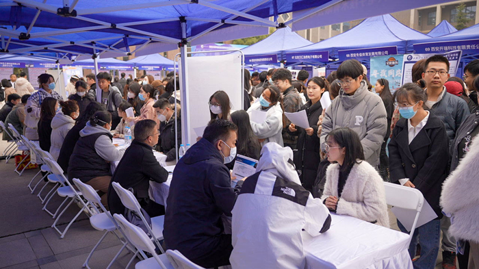 学校举办2023届毕业生综合类招聘会