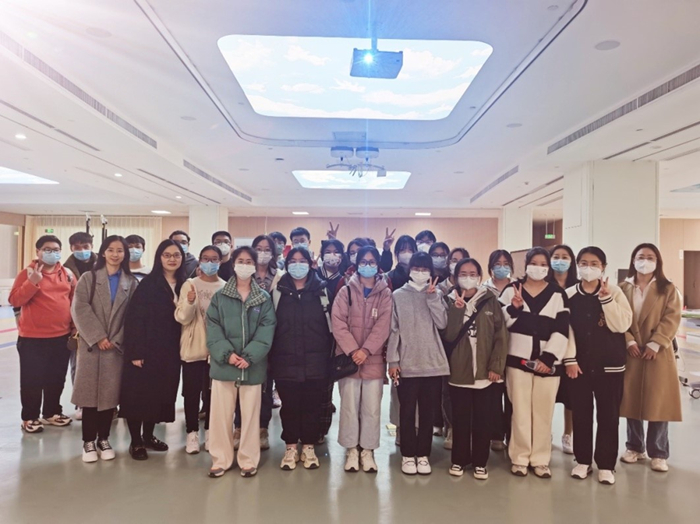 经济管理学院师生赴西安国际医学中心参观学习