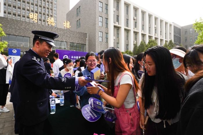 学校举办“法治教育宣传联盟”揭牌仪式