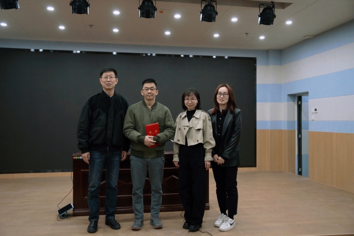 文学院举办驻校作家首场专题讲座