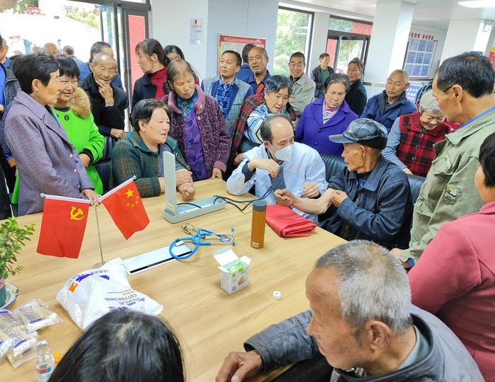校医院赴宁陕县龙王镇开展送医送药送健康活动