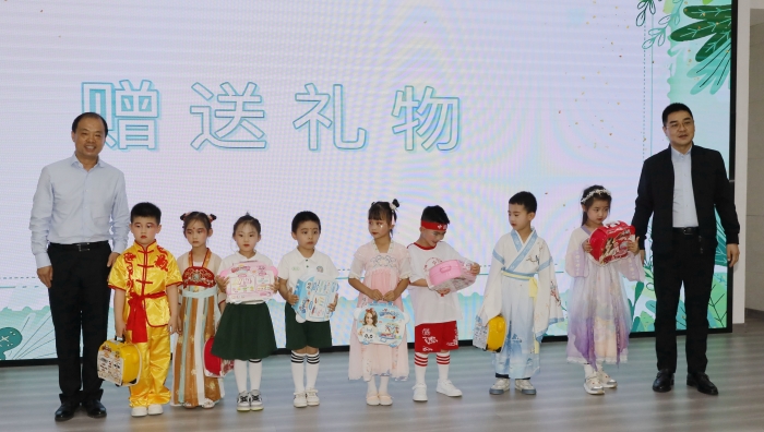 雁塔区副区长刘军参加西安文理学院实验幼儿园庆“六一”活动