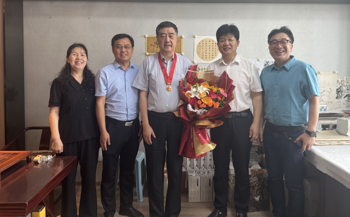 校领导“七一”前走访慰问老党员并颁发“光荣在党50年”纪念章