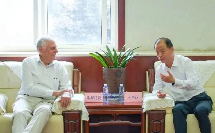 诺贝尔化学奖获得者达尼埃尔·谢赫特曼教授到访我校