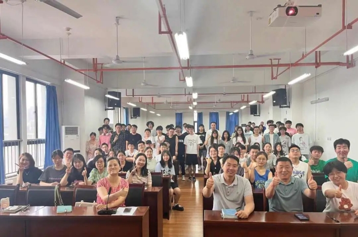 信息工程学院慰问暑期留校考研学生并座谈