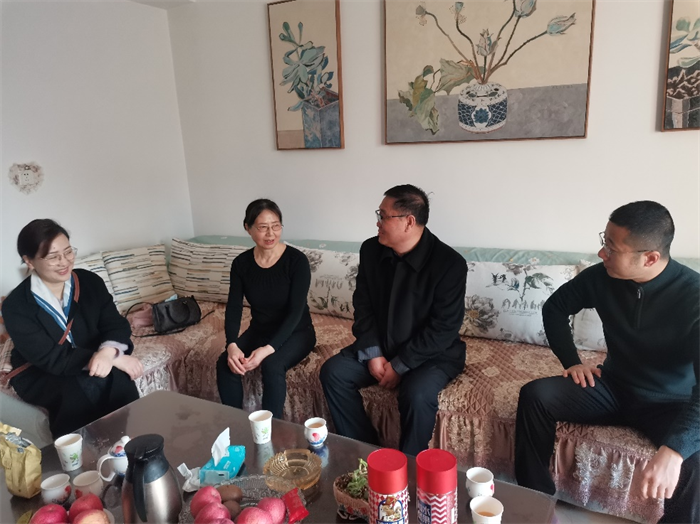 经济管理学院院领导一行慰问我院退休教师刘云老师