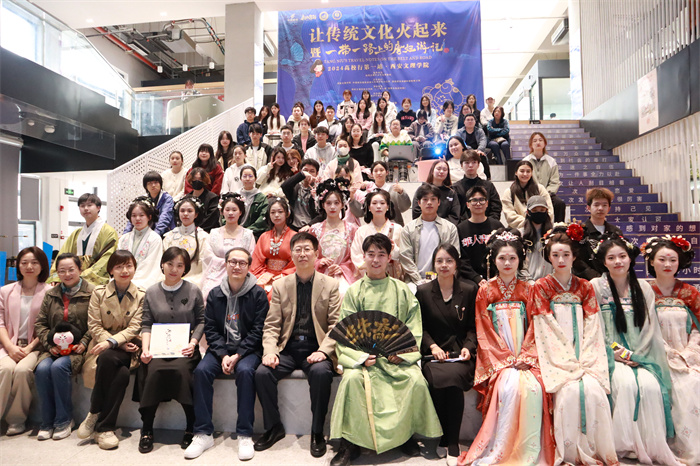 “唐妞”驾到——文学院举办“让传统文化火起来” 文化创新讲座