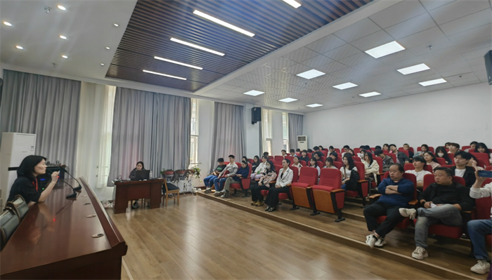 音乐学院携手白金拾光老年大学开展职业宣讲及招聘会
