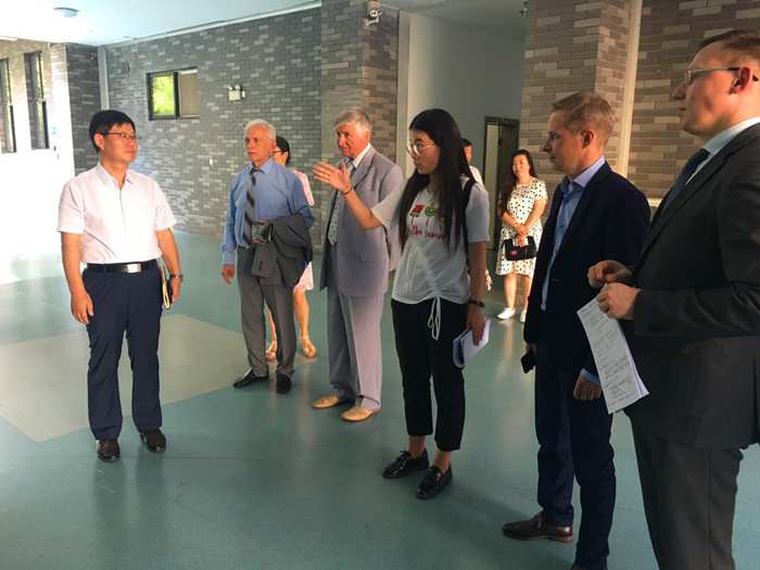 俄罗斯科学院院士一行来访我校