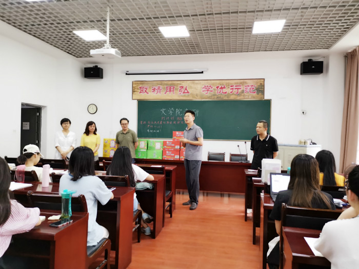 酷暑送清凉 情系考研生—文学院领导班子看望暑期留宿考研学生