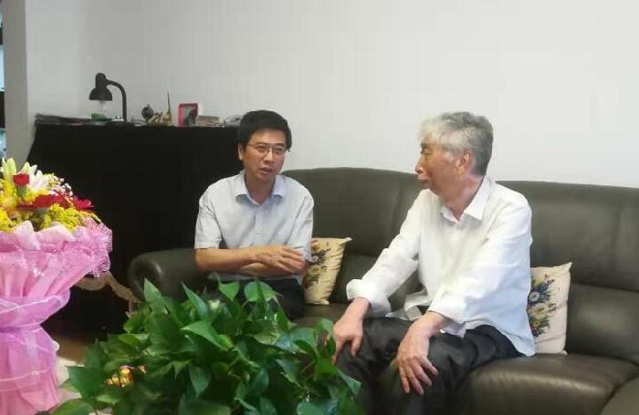 校长陈刚慰问老专家李毅教授
