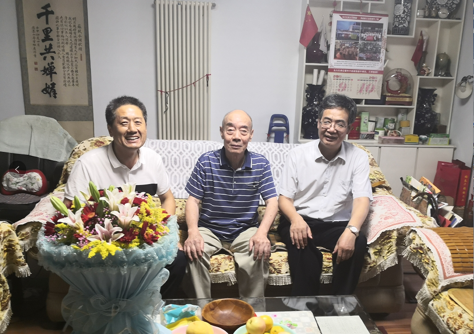 党委书记问向荣慰问退休专家王满厚教授