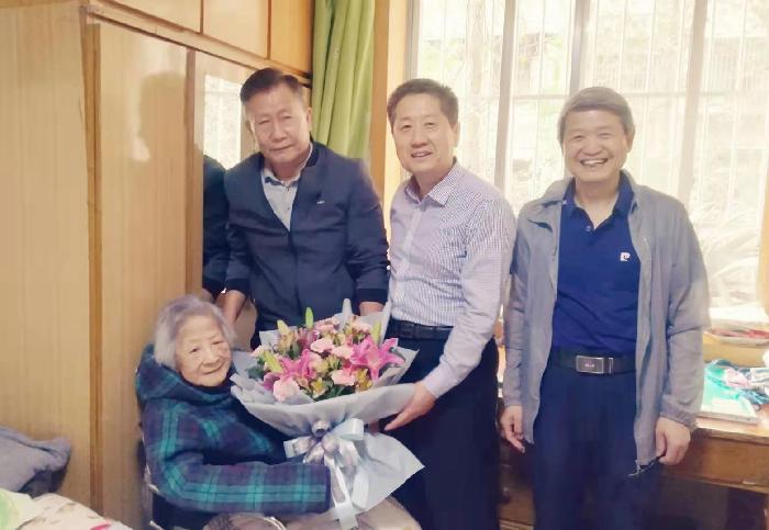 学校专程探望异地安置离休干部夏嘉瑜老师