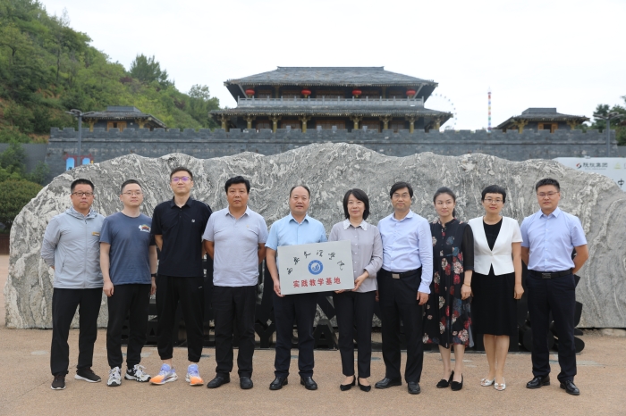 副校长邬连东带队赴白鹿原影视城景区访企拓岗