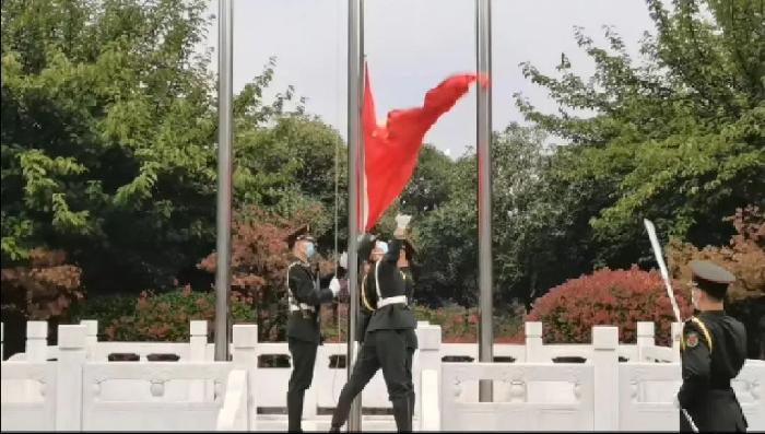 盛世华诞，敬致祖国——我校举行庆祝中华人民共和国成立73周年升旗仪式