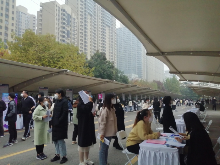 学校举办化学化工与生物环境类专场招聘会