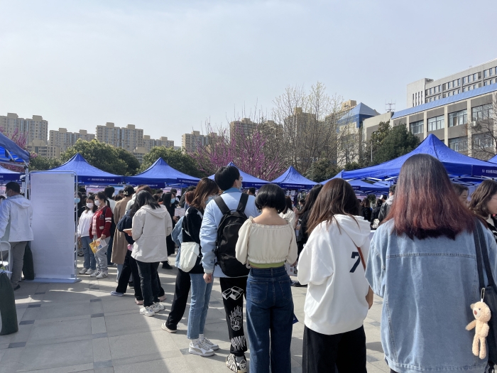 学校举办师范类专场招聘会