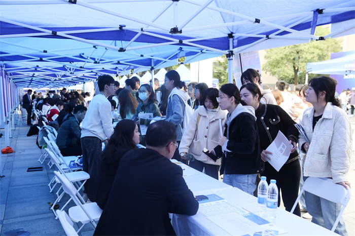 学校与西安市人力资源和社会保障局联合举办西安市重点人才招聘暨高校毕业生专场招聘会