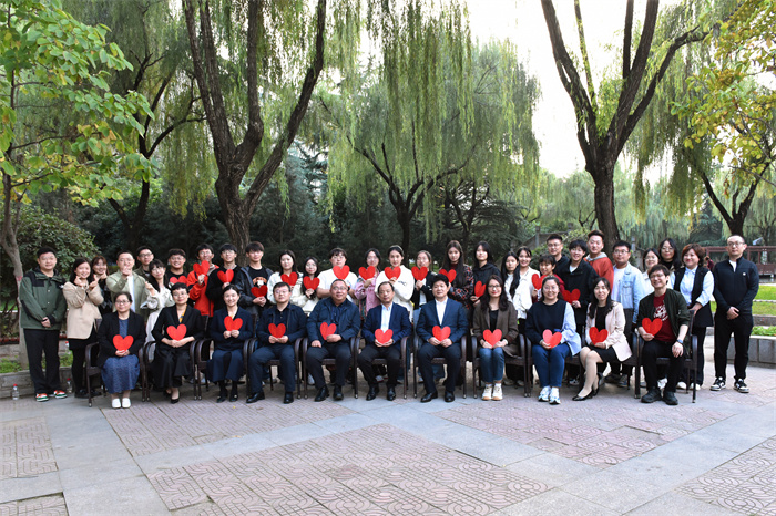 历史文化旅游学院举办“镜湖边”大学生文化育人主题活动第一季“种下一棵丹桂树”