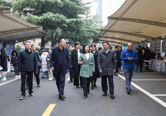学校举行2024届春季大型综合类招聘会